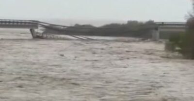 Copertina di Crolla il ponte della Ss 16 sul fiume Trigno: “Transitavano due auto, una coinvolta”. La Procura apre un fascicolo