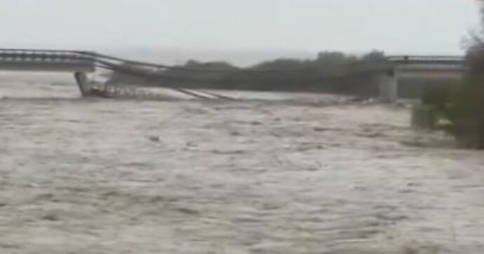 Crolla il ponte della Statale 16 sul fiume Trigno: interrotti i collegamenti tra Molise e Abruzzo, flagellate dalle piogge