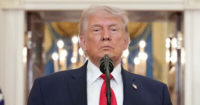 Copertina di Trump prova a rassicurare americani e mercati sulla guerra in Iran: “Vicini alla fine. Gli altri si occupino di Hormuz”