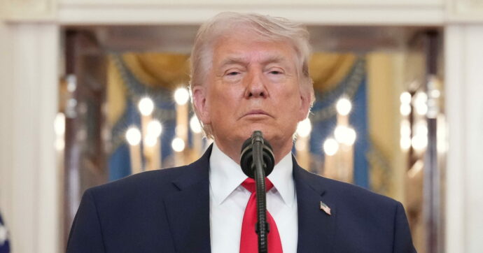 Trump prova a rassicurare americani e mercati sulla guerra in Iran: “Vicini alla fine. Gli altri si occupino di Hormuz”