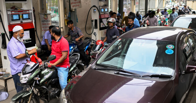 Crisi energetica, le misure di emergenza dal Bangladesh a Myanmar: più telelavoro, aperture ridotte, lezioni online e razionamento del gasolio