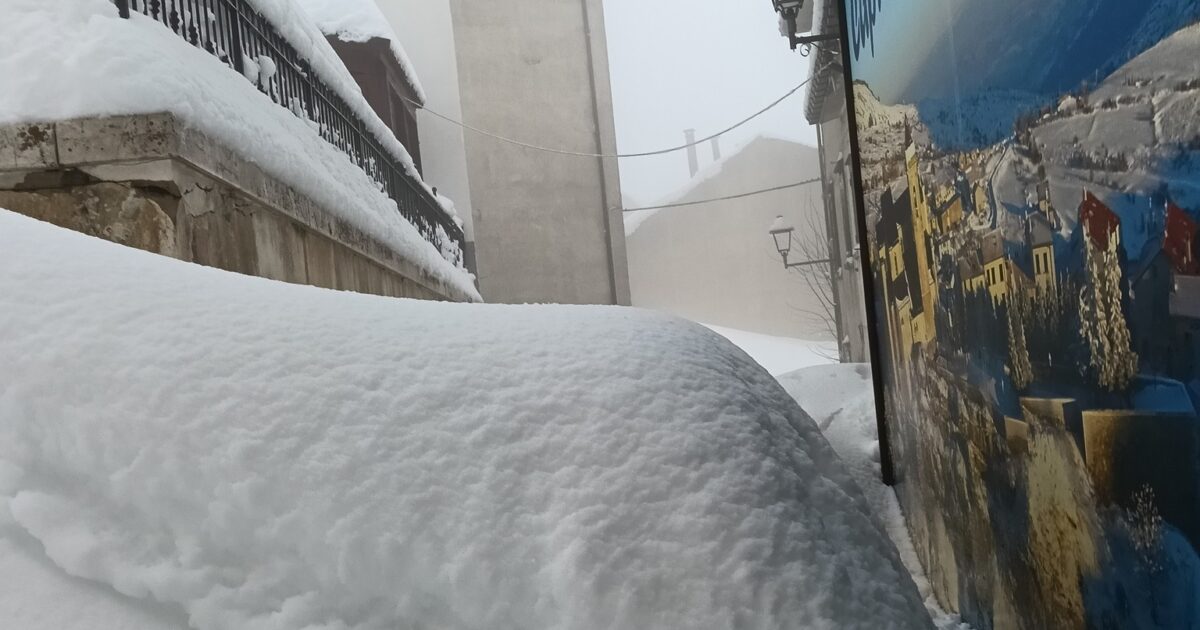 Molise, il comune di Capracotta sommerso dalla neve: “Dalla Regione neanche una chiamata. Il dissesto idrogeologico? Non è destino, ma mancata manutenzione”