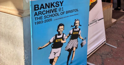 Copertina di Banksy Archive 01, a Palazzo Fava a Bologna la nuova mostra dello street artist: un momento terapeutico