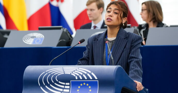 Francia, l’eurodeputata Rima Hassan andrà a processo per “apologia del terrorismo”: sotto accusa per un post su X