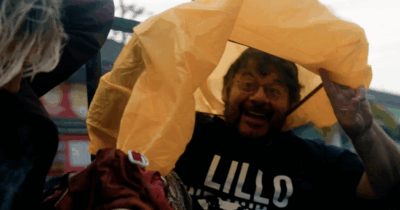 Copertina di “Più del mal di culo, cosa può succedere? Porca put***a! La pioggia a secchiate! Sto dentro un c**o di furgone con il culo a griglia bagnato mentre cade l’inferno”: Lillo si sfoga a Pechino Express