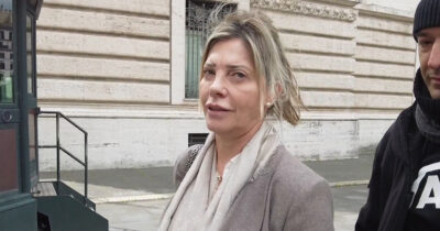 Copertina di Bartolozzi alla Camera: l’ex capa di gabinetto dribbla le domande sul rinvio a giudizio per il caso Almasri