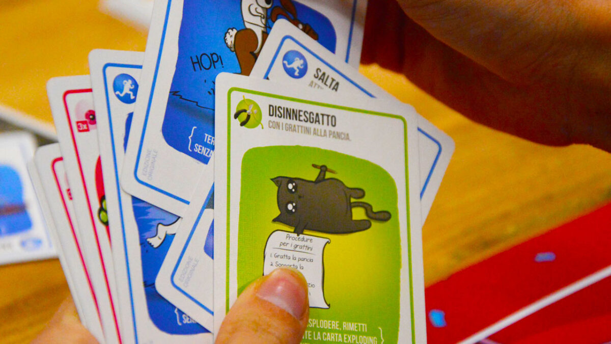 Avete presente Exploding Kittens? Il popolare gioco da tavolo compie 10 anni: ecco qual è il segreto del suo successo e tutto quello che dovete sapere per giocare