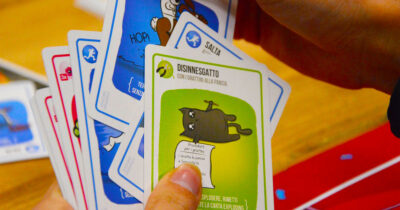 Copertina di Avete presente Exploding Kittens? Il popolare gioco da tavolo compie 10 anni: ecco qual è il segreto del suo successo e tutto quello che dovete sapere per giocare