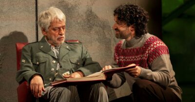 Copertina di L’Ue ha l’Alzheimer, ma pure la platea non sta così bene: la recensione di ‘’Variazioni sul modello di Kraepelin’’ di Davide Carnevali (Piccolo Teatro)