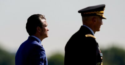 Copertina di Iran, Trump comincia a sentirsi nell’angolo e cerca capri espiatori: licenziati tre generali