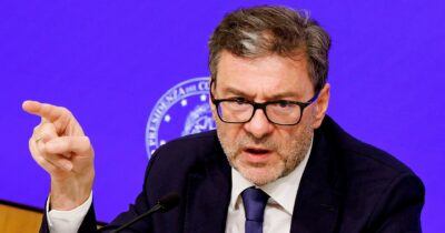 Copertina di Patto di Stabilità, Giorgetti insiste: “Sforare il 3%”. La Ue dice di no