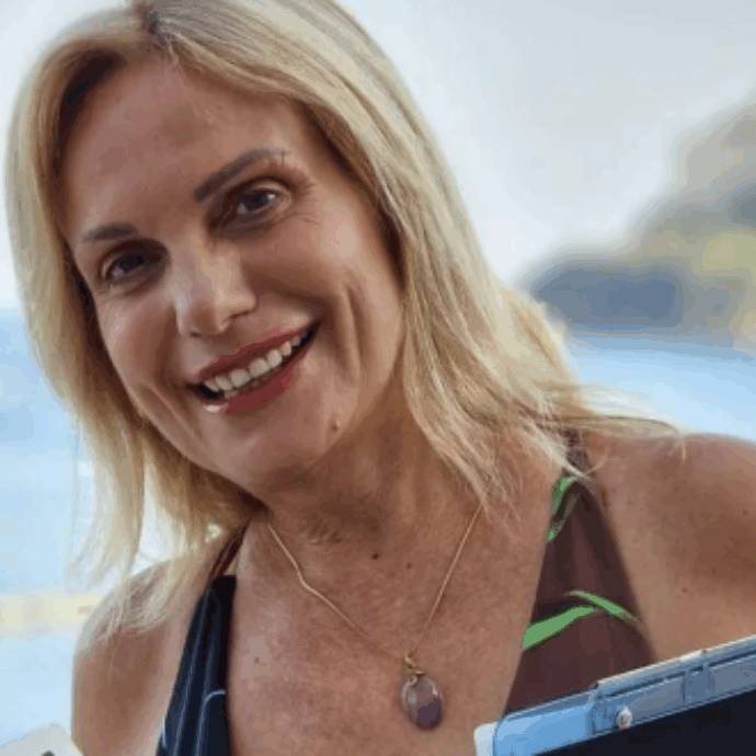 È morta a 57 anni Lorenza Licenziati, addio alla conduttrice del programma “In città”. L’ultimo messaggio sui social: “È il momento peggiore della mia vita”