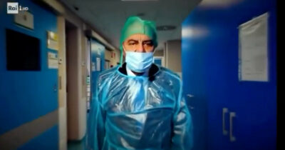 Copertina di “Non gli bastano più i plastici, gira direttamente i reality”: Bruno Vespa con camice e mascherina tra gli ustionati del Constellation, è polemica per lo speciale “La passione di Crans” in onda il Venerdì Santo