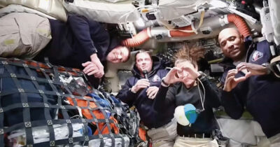 Copertina di Artemis II è a metà strada verso la Luna