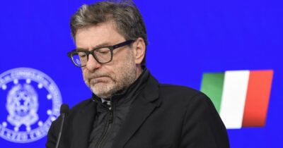 Copertina di Governo Meloni spalle al muro sul caro benzina, si arrende e propone una tassa sugli extraprofitti delle società energetiche. Ma la chiede all’Ue