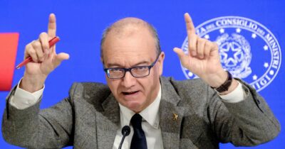 Copertina di Un campo di battaglia su una scuola in declino