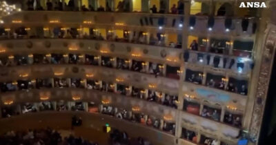 Copertina di “Colabianchi dimettiti”: grida e cori al teatro La Fenice di Venezia contro il sovrintendente prima dell’inizio del concerto del Venerdì Santo