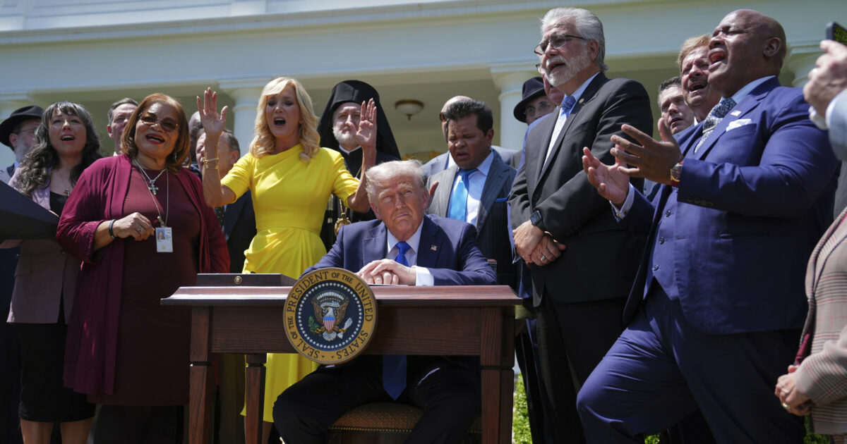 Per i trumpiani la guerra all’Iran è una Crociata: sconfessano il Vaticano e paragonano il tycoon a “Gesù che guida la lotta tra il bene e il male”