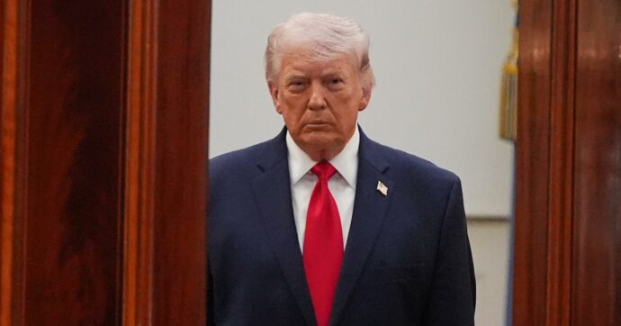 Trump come Dottor Jekyll e Mister Hyde: dà dei bastardi agli iraniani poi parla di “accordo vicino”. E ammette: “Abbiamo inviato armi all’opposizione”