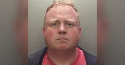 Copertina di “È un mostro, un maiale. Mentre piangevamo i nostri cari, loro venivano lasciati a decomporsi”: ceneri finte alle famiglie e 35 cadaveri a marcire nel retro, condannato impresario funebre