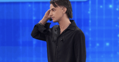 Copertina di “Plasma doveva fare un intervento per rimuovere un polipo. È voluto rimanere lo stesso ad Amici 25”: lo rivela Maria De Filippi. Il rapper è stato eliminato