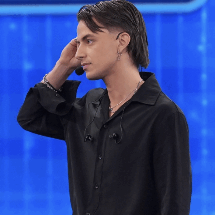 “Plasma doveva fare un intervento per rimuovere un polipo. È voluto rimanere lo stesso ad Amici 25”: lo rivela Maria De Filippi. Il rapper è stato eliminato