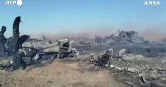 Copertina di Iran, i pasdaran rivendicano di aver colpito e distrutto un aereo Usa che cercava il pilota disperso: pubblicato un video