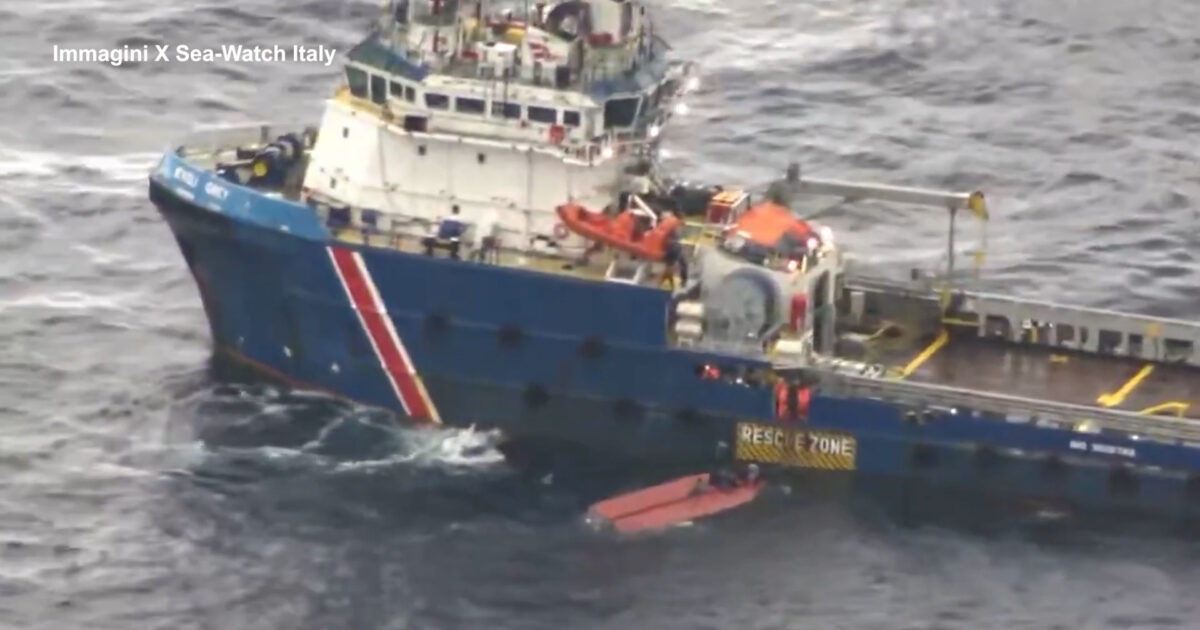 Barcone con 105 migranti a bordo naufraga nel Mediterraneo: oltre settanta dispersi. Recuperati due corpi