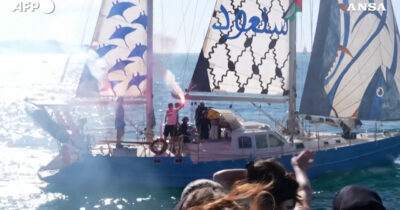 Copertina di Nuova Flotilla, le imbarcazioni francesi salpano da Marsiglia tra gli applausi per unirsi alla missione verso Gaza