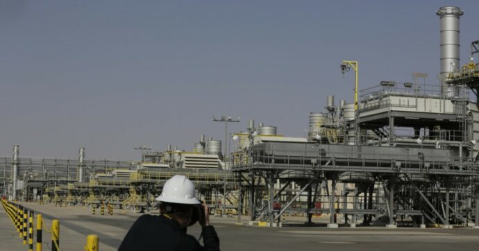 Gli 8 Paesi big del petrolio danno l’ok all’aumento di produzione, ma rischia di rimanere su carta se Hormuz non si sblocca