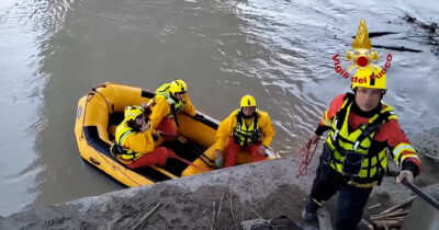 Copertina di Crollo del ponte sul fiume Trigno, si cerca ancora l’uomo disperso: vigili del fuoco in azione con sommozzatori – Video