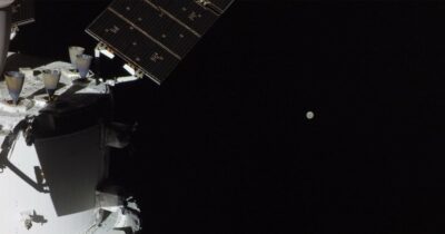 Copertina di Artemis II ha battuto il record di Apollo 13, gli astronauti di Orion a 406.777 chilometri dalla Terra