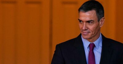 Copertina di Il record della Spagna: oltre 22 milioni di occupati. Pedro Sánchez festeggia sui social con una maglia numero 22