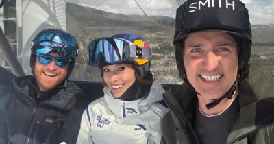 Copertina di Il principe Harry sorridente in seggiovia con Justin Trudeau ed Eileen Gu, ma non c’è traccia di Meghan: la foto è virale