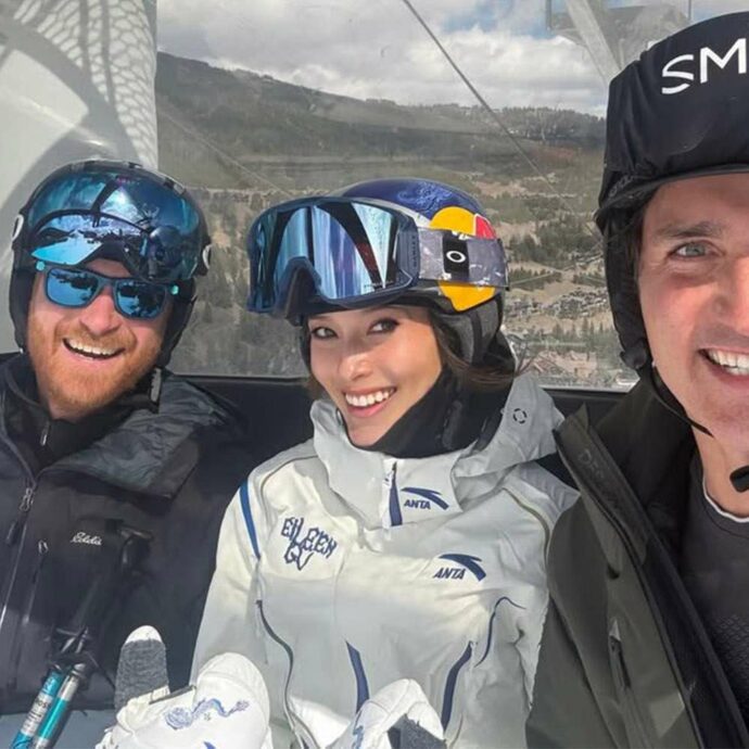 Il principe Harry sorridente in seggiovia con Justin Trudeau ed Eileen Gu, ma non c’è traccia di Meghan: la foto è virale