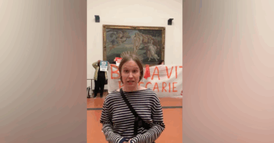 Copertina di Firenze, la protesta dei lavoratori dei musei davanti alla Venere di Botticelli: “Senza salario dopo anni di precariato”