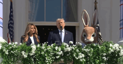 Copertina di Trump accanto al coniglio gigante dell’Easter egg roll: “Che dire del salvataggio del pilota? Si vede di rado. L’Iran ha combattenti capaci”