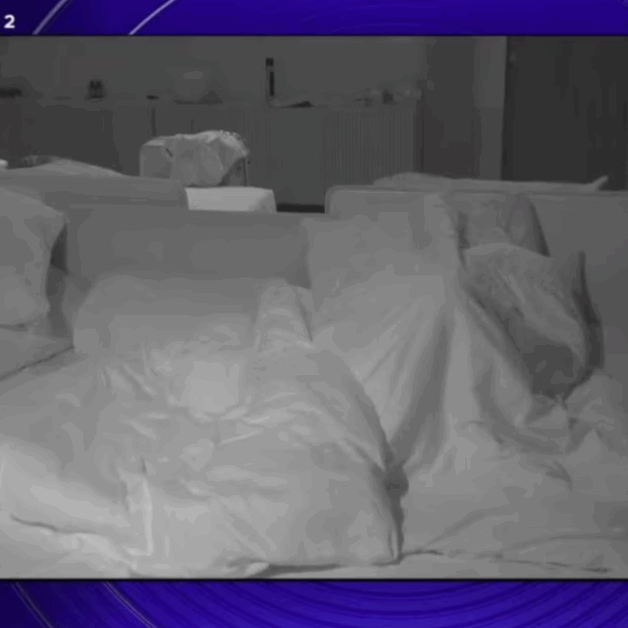 “Movimenti sussultori, le lenzuola volavano a due metri. Se voi avete dormito, io sono Monica Bellucci”: cosa è successo nella notte al Grande Fratello