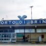Copertina di Carburante finito all’aeroporto di Brindisi: scalo in difficoltà fino al 7 aprile. Limitazioni a Reggio Calabria e Pescara