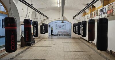 Copertina di Viaggio al centro della palestra Audace, dove la boxe è storia: tra locandine di film e il ring dei Giochi di Roma 1960
