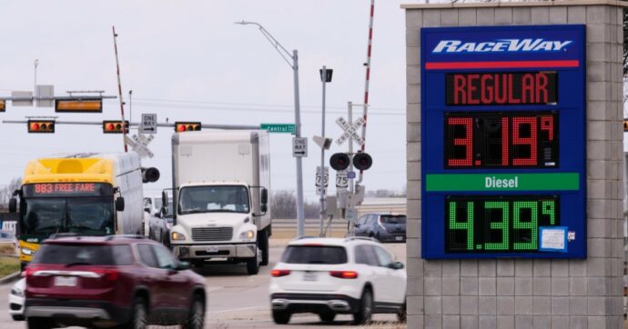 Tregua saltata (per ora), il prezzo del petrolio torna a salire. Jp Morgan: “Rischio shock per inflazione e tassi d’interesse”