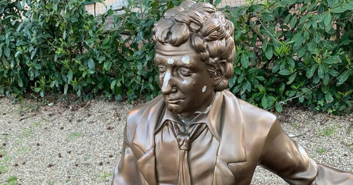 Vandalizzata la statua di Francesco Nuti a Cavriglia, il sindaco: “Verrà ripristina e i responsabili individuati”
