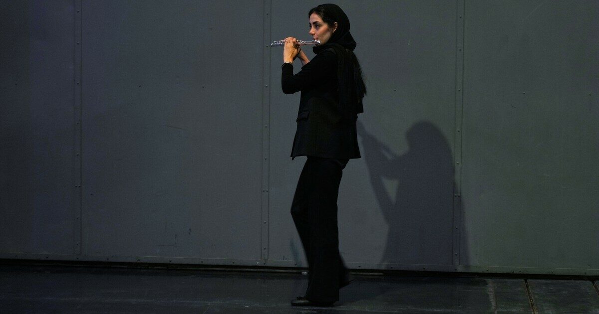 Compositori in fuga, ensemble mobili, esecuzioni in esilio: la musica nel tempo buio delle guerre, dall’Ucraina al Medio Oriente