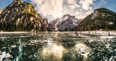 Copertina di Turisti camminano sul lago di Braies ma il ghiaccio si rompe e precipitano nelle acque gelide: salvati in 5. L’appello dei Vigili del Fuoco: “Non sfidate i divieti, rischio letale”