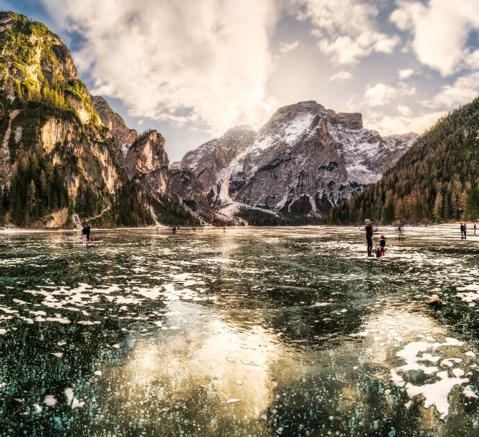 Turisti camminano sul lago di Braies ma il ghiaccio si rompe e precipitano nelle acque gelide: salvati in 5. L’appello dei Vigili del Fuoco: “Non sfidate i divieti, rischio letale”