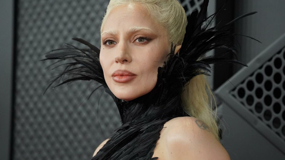 “Lady Gaga è una mamma premurosa, protettiva e ama cantare per la figlia Rose. Le dedica spesso ‘La Vie en Rose’ e le ninne nanne ogni sera”: l’indiscrezione