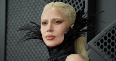 Copertina di “Combatto contro un’infezione respiratoria, la situazione è peggiorata e il medico mi ha sconsigliato di esibirmi. Mi spiace avervi deluso”: Lady Gaga annulla il concerto