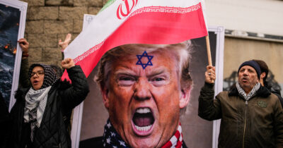 Copertina di “Gli iraniani sono animali”: Trump parla come fa Israele con Gaza. Linguaggio apocalittico e de-umanizzazione del nemico per giustificare la guerra totale