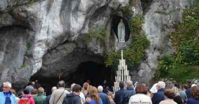 Copertina di L’autobus si muove mentre è parcheggiato e lo travolge: autista di 55 anni muore in una tappa del pellegrinaggio di Lourdes