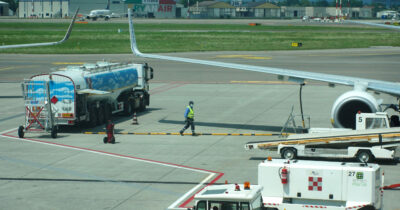 Copertina di Guerra in Iran e trasporto aereo: cosa deve aspettarsi chi ha un volo a breve? Prenotare le vacanze è un rischio? Domande e risposte